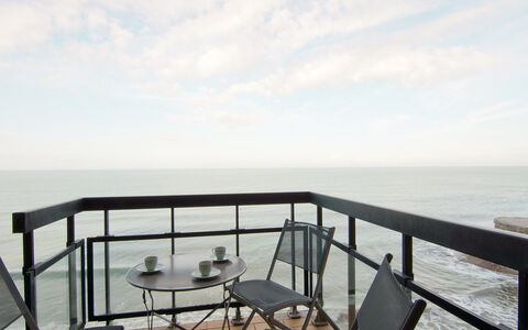 Les Flots: Eigendom, Lucht, Zee, Kust, Oceaan, Meubilair, Onroerend Goed, Horizon, Tafel, Kamer