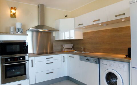 Les Flots: Kamer, Eigendom, Cabinetry, Keuken, Countertop, Meubilair, Major Appliance, Huishoudapparatuur, Huis, Interieur Ontwerp