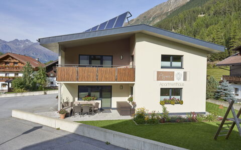 Längenfeld 330: Lucht, Fabriek, Gebouw, Berg, Eigendom, Venster, Huis, Land Lot, Boom, Schaduw