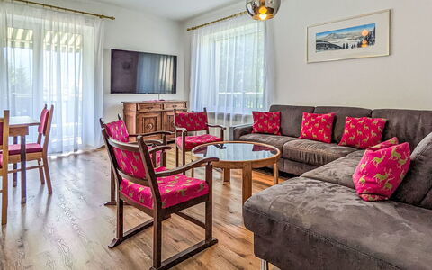 Riki: Meubilair, Interieur Ontwerp, Flooring, Bankstel, Verdieping, Kamer, Woonkamer, Plafond, Tafel, Houten Vloer