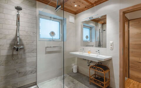 Riki: Flooring, Interieur Ontwerp, Loodgieterswerkinrichting, Verdieping, Hout, Plafond, Badkamer, Huis, Loodgieter, Verlichting