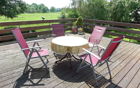Villa Sorgenfrei: Meubilair, Stoel, Tafel, Buitentafel, Dek, Patio, Klapstoel, Boom, Huis, Kamer