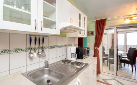 Raslina 100: Gootsteen, Wastafel, Cabinetry, Countertop, Kraan, Meubilair, Loodgieterswerkinrichting, Keuken, Fornuis, Toestel Van De Keuken