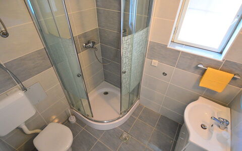 Slađana: Badkamer, Eigendom, Tegel, Kamer, Loodgieterswerkinrichting, Architectuur, Toilet, Glas, Verdieping, Onroerend Goed