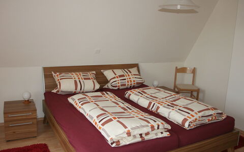 Kamelienweg: Slaapkamer, Bed, Meubilair, Laken, Kamer, Eigendom, Bedding, Bed Frame, Verdieping, Muur