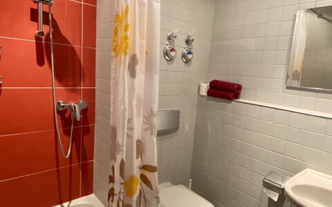 Kamelienweg: Loodgieterswerkinrichting, Eigendom, Douchekop, Kraan, Badkamer, Douche, Purper, Verlichting, Douchepaneel, Wastafel