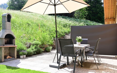 Paisible: Fabriek, Tafel, Eigendom, Meubilair, Natuur, Boom, Plantkunde, Schaduw, Buitenmeubels, Buitentafel