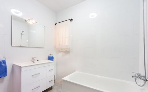 Playa de Aro 511: Badkamer, Kamer, Eigendom, Verdieping, Interieur Ontwerp, Bad, Kraan, Onroerend Goed, Plafond, Tegel