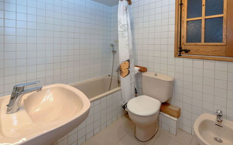 Eixample Esquerre Arago Rocafort: Badkamer, Eigendom, Kamer, Tegel, Muur, Bad, Loodgieterswerkinrichting, Architectuur, Verdieping, Interieur Ontwerp