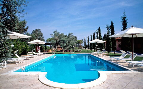 Grosseto 825: Zwembad, Eigendom, Huis, Onroerend Goed, Lucht, Huis, Vakantie, Vrije Tijd, Gebouw, Toevlucht