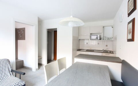 Kristall: Kamer, Eigendom, Interieur Ontwerp, Meubilair, Wit, Gebouw, Plafond, Huis, Woonkamer, Verdieping
