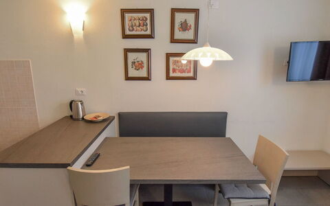 Kristall: Fotolijst, Tafel, Eigendom, Gebouw, Hout, Interieur Ontwerp, Verdieping, Architectuur, Flooring, Huis