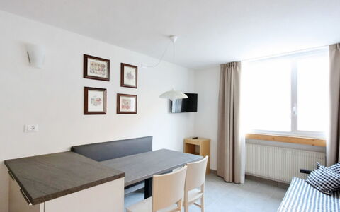 Kristall: Kamer, Meubilair, Eigendom, Wit, Interieur Ontwerp, Gebouw, Verdieping, Tafel, Huis, Slaapkamer