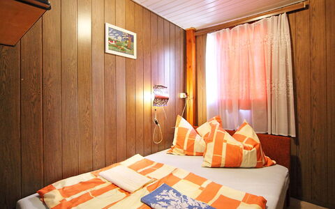 Rosso: Bed, Slaapkamer, Kamer, Meubilair, Eigendom, Laken, Interieur Ontwerp, Bedding, Bed Frame, Gebouw