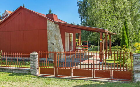Rosso: Fabriek, Lucht, Gebouw, Boom, Schaduw, Hout, Land Lot, Architectuur, Gras, Verblijf