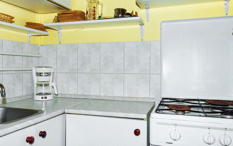 Rosso: Cabinetry, Eigendom, Gootsteen, Wit, Fornuis, Toestel Van De Keuken, Product, Kraan, Keuken, Wastafel