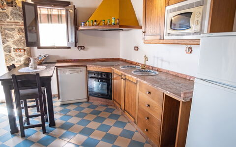 Nina Celi: Eigendom, Countertop, Kamer, Meubilair, Keuken, Cabinetry, Gebouw, Verdieping, Huis, Tegel