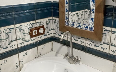 Nina Celi: Badkamer, Eigendom, Tegel, Kamer, Ceramic, Verdieping, Kraan, Huis, Architectuur, Onroerend Goed