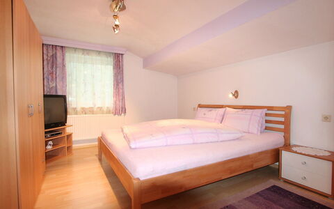 Dias: Slaapkamer, Kamer, Bed, Meubilair, Eigendom, Laken, Verdieping, Matras, Bed Frame, Hardwood