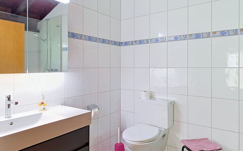 Von Allmen: Badkamer, Loodgieterswerkinrichting, Flooring, Muur, Interieur Ontwerp, Verdieping, Wastafel In De Badkamer, Wastafel, Kraan, Toilet