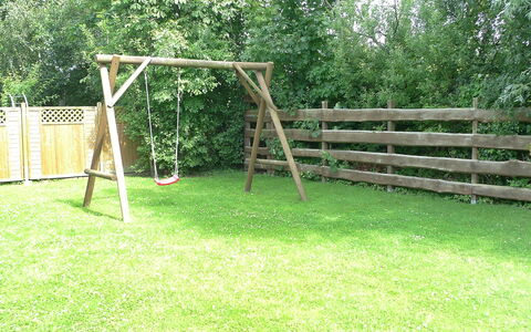 Molenstrasse: Schommel, Gras, Backyard, Werf, Gazon, Speeltoestel, Hek, Land Lot, Boom, Speelplaats