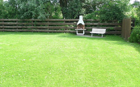 Molenstrasse: Gazon, Gras, Eigendom, Werf, Backyard, Land Lot, Grassenfamilie, Hek, Tuin, Grasland