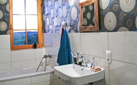 Dworczysko: Blauw, Badkamer, Loodgieterswerkinrichting, Interieur Ontwerp, Flooring, Tegel, Kraan, Loodgieter, Verdieping, Wastafel In De Badkamer