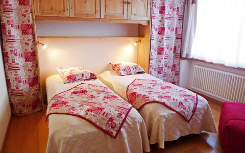 Résidence Christina Apt. 305: Slaapkamer, Bed, Meubilair, Kamer, Bedding, Laken, Gordijn, Bed Frame, Eigendom, Interieur Ontwerp