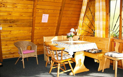 Arendsee 100: Kamer, Meubilair, Tafel, Eigendom, Interieur Ontwerp, Geel, Gebouw, Huis, Stoel, Eetkamer
