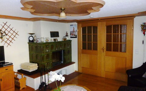 Landhaus Weisser: Kamer, Meubilair, Eigendom, Plafond, Gebouw, Interieur Ontwerp, Woonkamer, Huis, Ventilator, Plafondventilator
