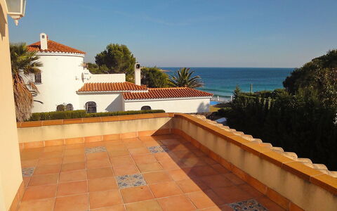 Villa Caleta: Eigendom, Gebouw, Verdieping, Onroerend Goed, Huis, Villa, Kamer, Balkon, Dak, Landgoed