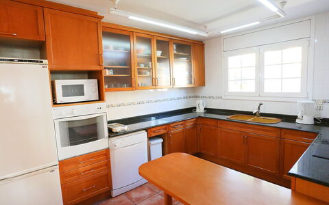 Villa Caleta: Countertop, Kamer, Eigendom, Cabinetry, Keuken, Meubilair, Gebouw, Oranje, Interieur Ontwerp, Fornuis