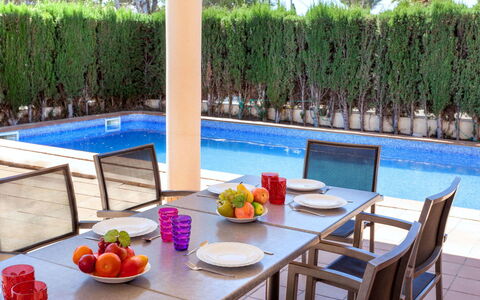 Villa Cala Nova a: Water, Tafel, Fabriek, Meubilair, Eigendom, Tableware, Stoel, Azure, Zwembad, Bloem