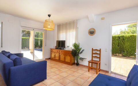 Villa Cala Nova a: Meubilair, Fabriek, Kamerplant, Comfort, Bankstel, Interieur Ontwerp, Hout, Flooring, Woonkamer, Schaduw