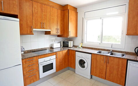 Villa Llobeta: Eigendom, Kamer, Keuken, Cabinetry, Countertop, Meubilair, Gebouw, Major Appliance, Huis, Interieur Ontwerp