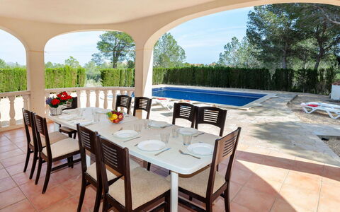Villa Alguer: Tafel, Meubilair, Eigendom, Stoel, Fabriek, Lucht, Schaduw, Buitenmeubels, Boom, Water