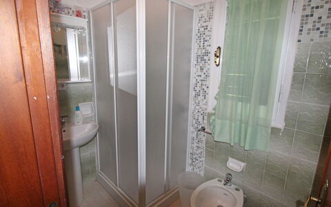 Cristina: Eigendom, Kamer, Badkamer, Architectuur, Loodgieterswerkinrichting, Tegel, Toilet, Interieur Ontwerp, Onroerend Goed, Glas