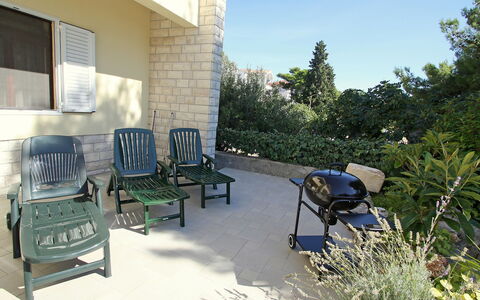 Brodarica 101: Eigendom, Meubilair, Onroerend Goed, Patio, Stoel, Huis, Werf, Huis, Backyard, Kamer
