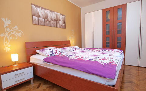 Brodarica 101: Slaapkamer, Bed, Meubilair, Laken, Matras, Kamer, Muur, Interieur Ontwerp, Eigendom, Bed Frame