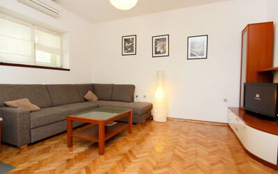 Ante 101.1: Kamer, Meubilair, Verdieping, Eigendom, Interieur Ontwerp, Gebouw, Houten Vloer, Hardwood, Woonkamer, Laminaatvloer