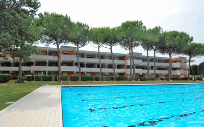 Bibione 450: Water, Lucht, Fabriek, Eigendom, Zwembad, Gebouw, Boom, Wolk, Vrije Tijd, Zwemwater