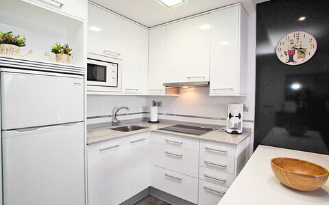 Dms V: Kamer, Countertop, Keuken, Eigendom, Cabinetry, Meubilair, Interieur Ontwerp, Geel, Verdieping, Gebouw