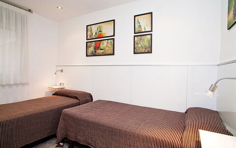 Dms V: Kamer, Meubilair, Slaapkamer, Bed, Eigendom, Interieur Ontwerp, Bed Frame, Laken, Bedding, Gebouw