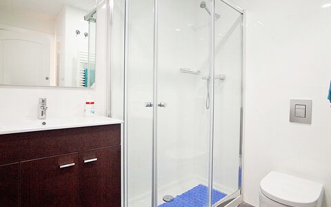 Eixample Esquerre Gran Via Balmes: Badkamer, Kamer, Eigendom, Deur Van De Douche, Loodgieterswerkinrichting, Deur, Douche, Glas, Architectuur, Interieur Ontwerp