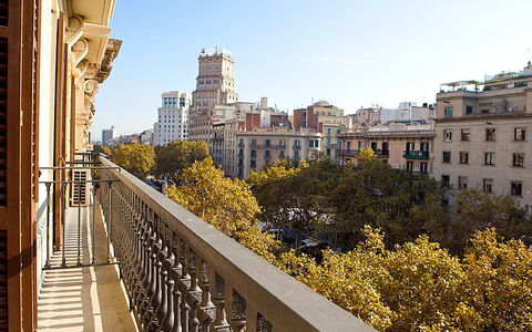 Eixample Esquerre Gran Via Balmes: Landmark, Stad, Stedelijk Gebied, Lucht, Geel, Grootstedelijk Gebied, Architectuur, Dag, Gebouw, Boom