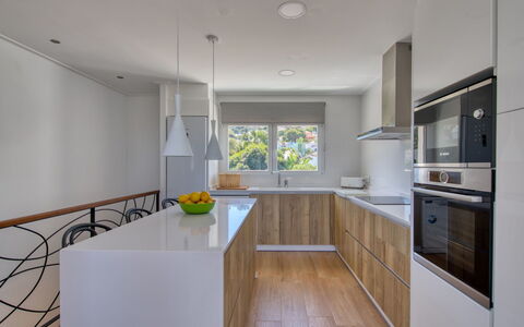 Anguilaga: Cabinetry, Countertop, Eigendom, Gebouw, Keuken, Kamerplant, Toestel Van De Keuken, Interieur Ontwerp, Hout, Gootsteen