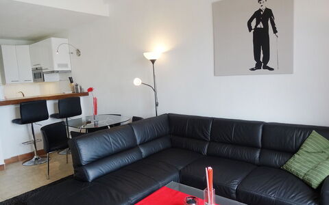 Cogolin 181: Woonkamer, Kamer, Meubilair, Bankstel, Interieur Ontwerp, Eigendom, Rood, Huis, Tafel, Gebouw