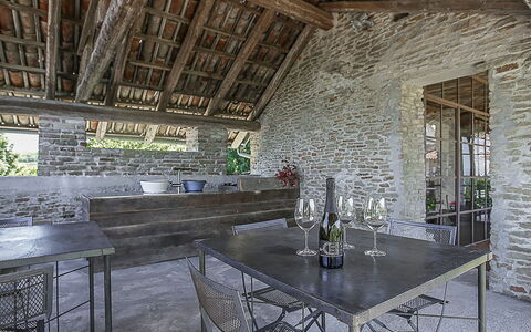 Borgo del Riondino: Tafel, Meubilair, Stoel, Interieur Ontwerp, Verdieping, Flooring, Hout, Onroerend Goed, Hal, Gebouw