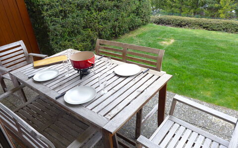 Résidence la Joie N° 1: Tafel, Fabriek, Meubilair, Tableware, Eigendom, Stoel, Buitentafel, Buitenmeubels, Hout, Gras