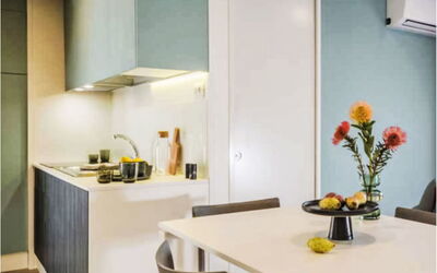 Charme Plus 140.22: Interieur Ontwerp, Meubilair, Keuken, Muur, Countertop, Flooring, Hout, Plafond, Toestel Van De Keuken, Major Appliance